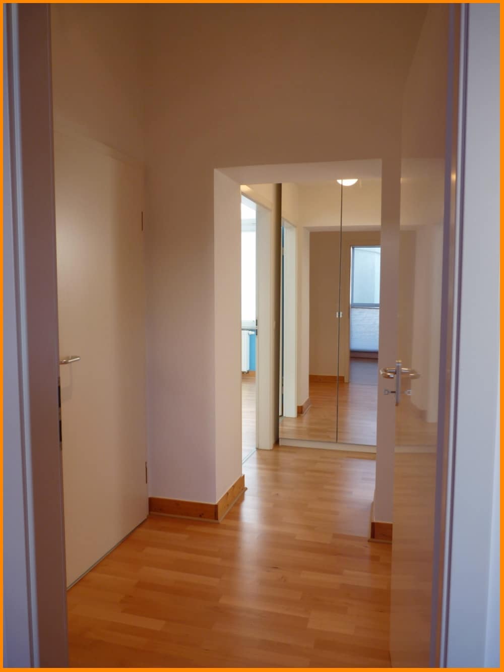 mit Spiegelschrank